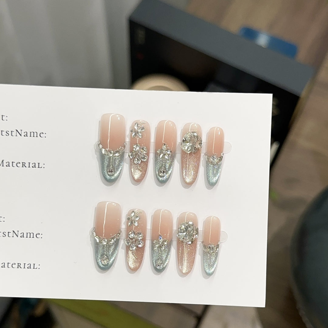 Dekorativer Press-On Nagel-Set mit Kristallakzenten