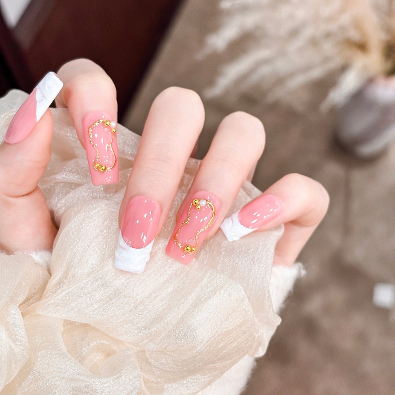 Künstlerische Press-On Nagelspitzen mit goldenen Akzenten