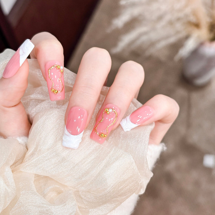 Künstlerische Press-On Nagelspitzen mit goldenen Akzenten