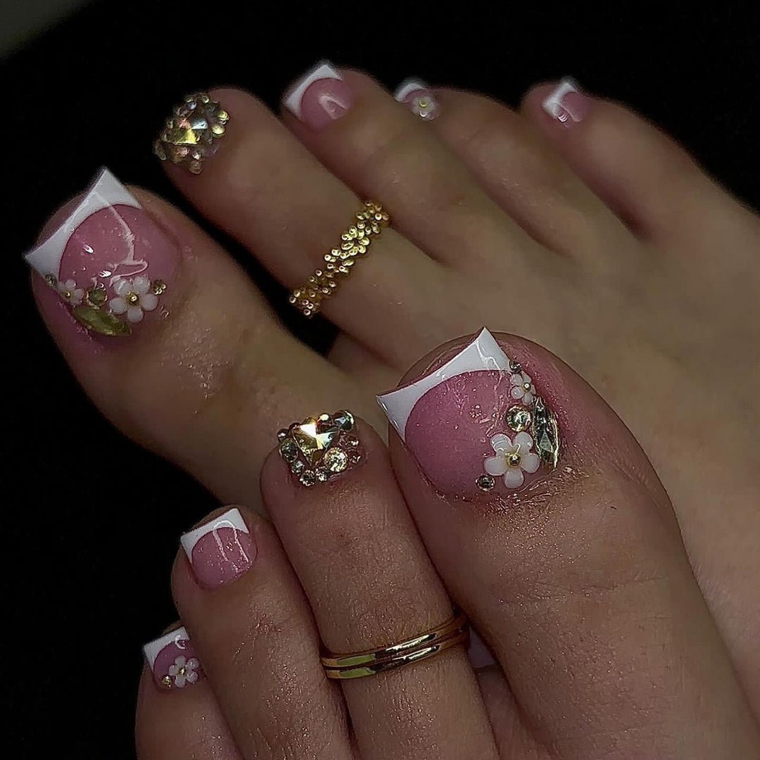 Kunstvolle Fußnagelverzierung mit elegantem Goldakzent Karnz