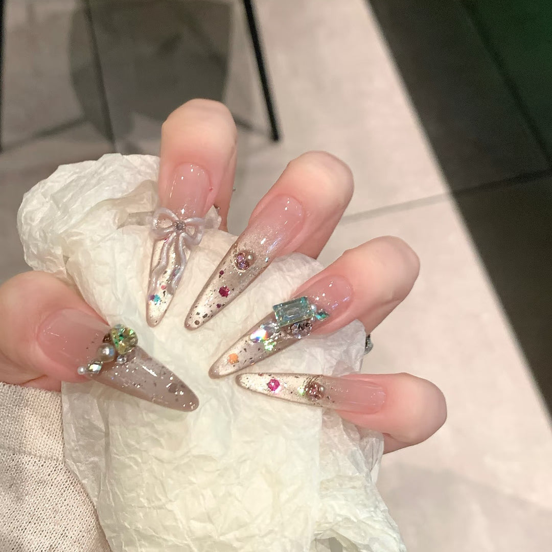 Dekoratives Stiletto-Nagelkunst-Set mit Edelstein-Akzenten Karnz