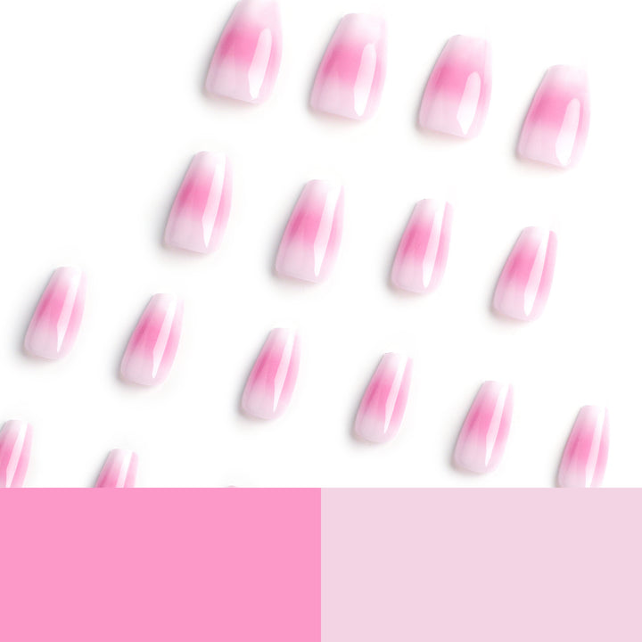 Kunstvolle Nagelverlängerungen mit zartem Ombre-Effekt Karnz