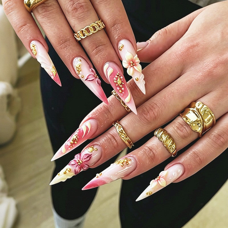 Kunstnagelset mit floralen und glamourösen Designs Karnz
