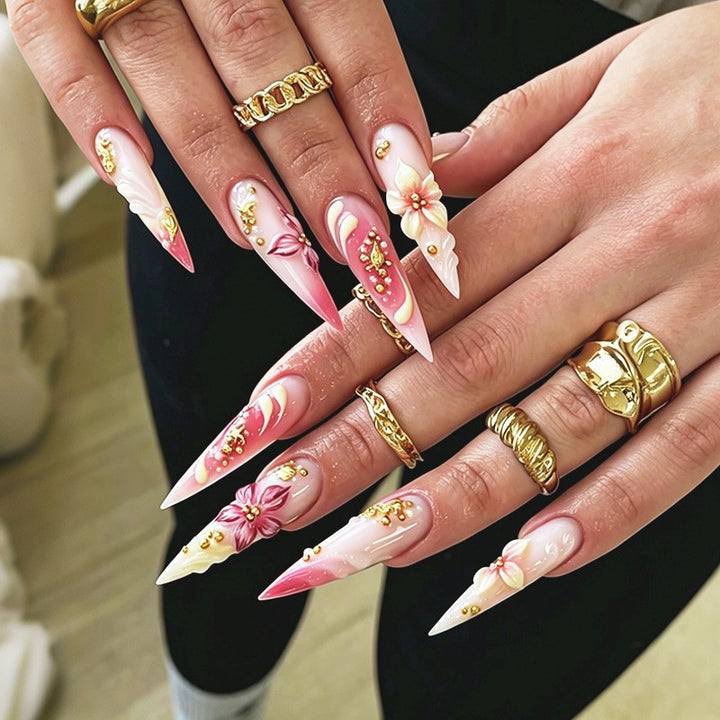 Kunstnagelset mit floralen und glamourösen Designs Karnz