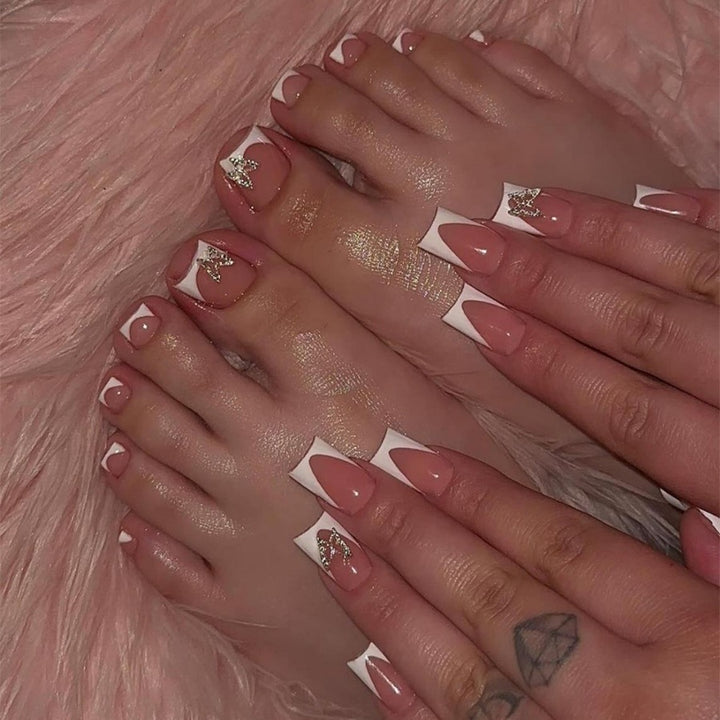 Kunstnail Set mit eleganten French-Spitzen Karnz
