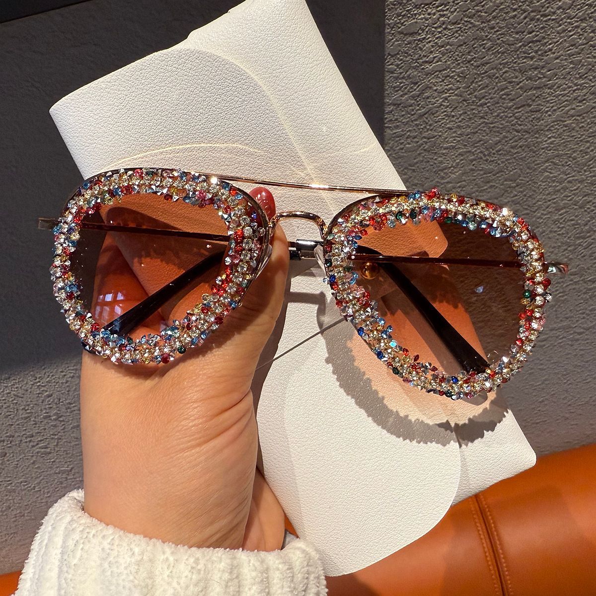 Damen Sonnenbrille mit extravagantem Strassrahmen Karnz