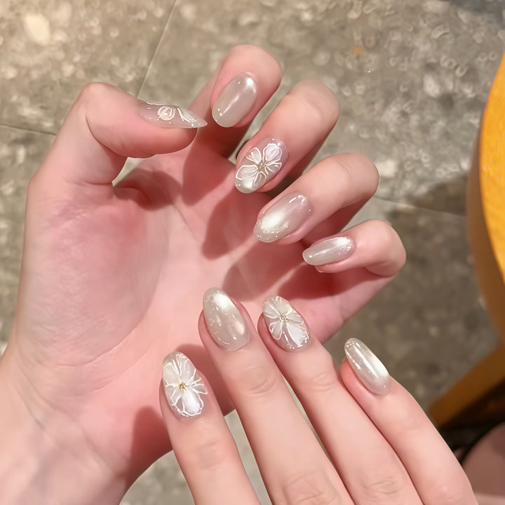 Kunstnägel mit Filigranem Blumendesign Karnz