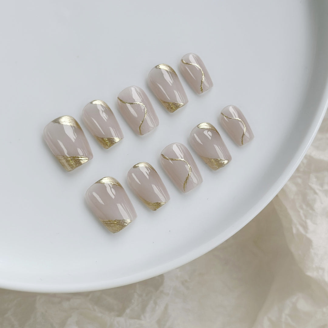 Chic elegantes Press-on-Nagelkunst-Set mit goldenen Akzenten