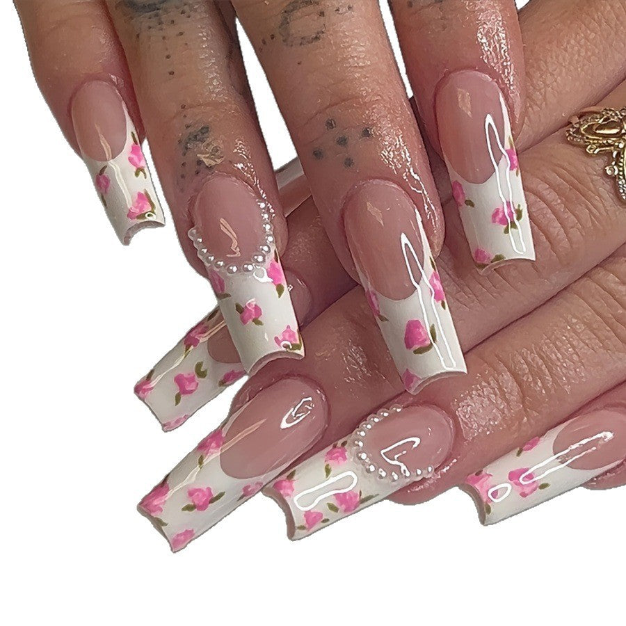 Kunstnagelset mit floralen Designs und eleganten Verzierungen Karnz