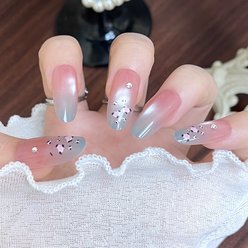 Künstlerisches Stiletto Press-On Nagelset mit Edelsteinakzenten Karnz