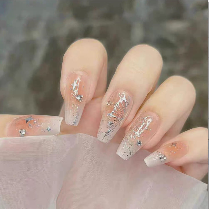 Kunstvolle Nagelkunst mit Glitzer- und Blumenapplikationen Karnz