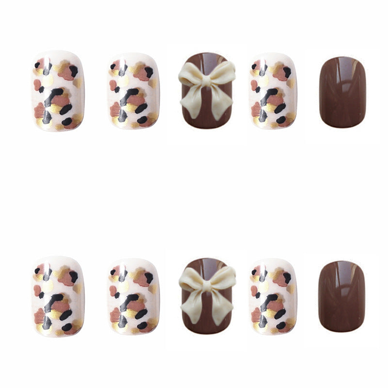 Künstlerisches Nagelkunst-Set mit dekorativen Schleifenakzenten