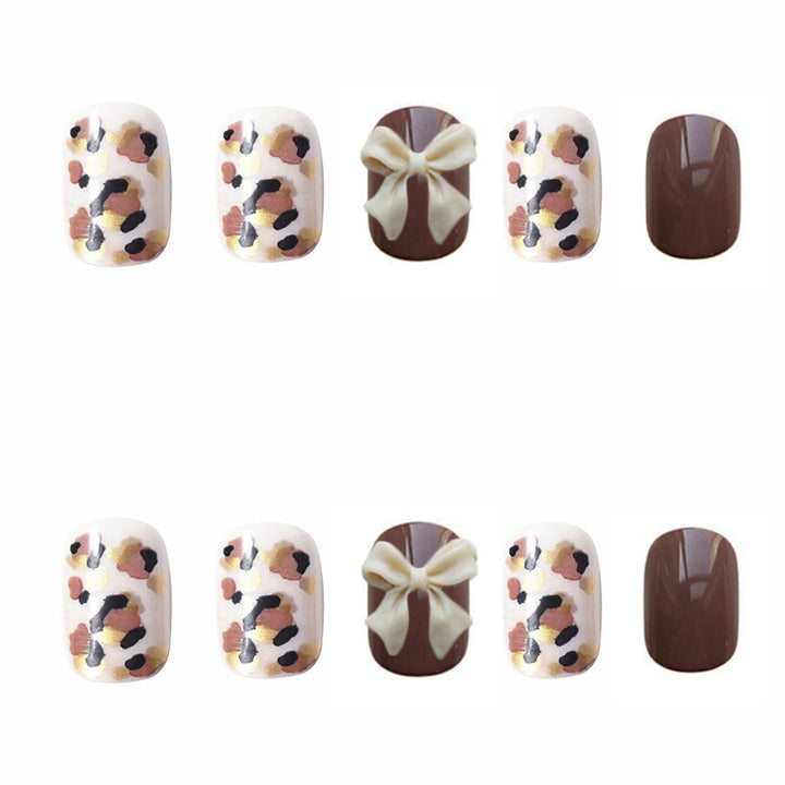 Künstlerisches Nagelkunst-Set mit dekorativen Schleifenakzenten
