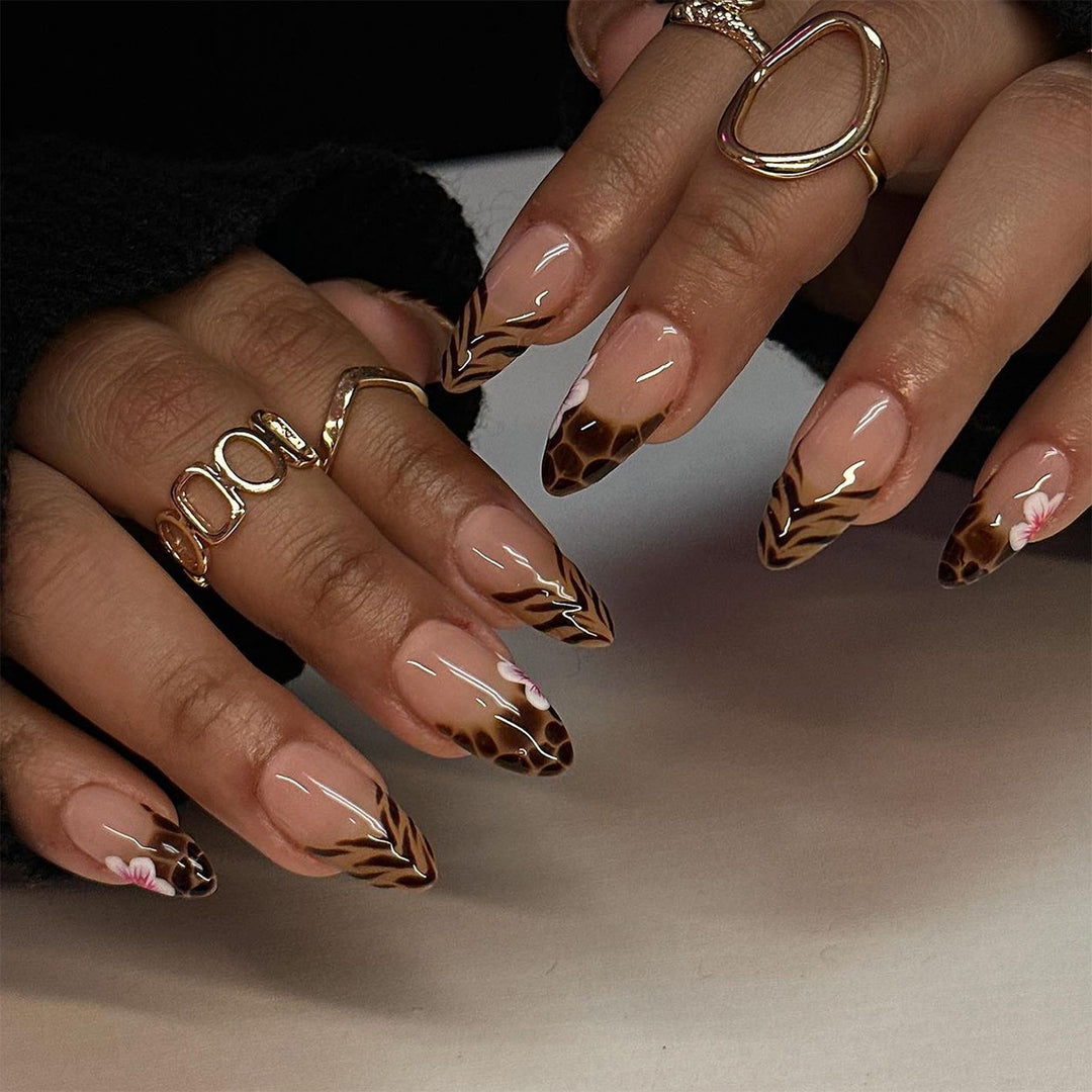 Kunstvolle Stiletto-Nägel mit floralem Akzent Karnz