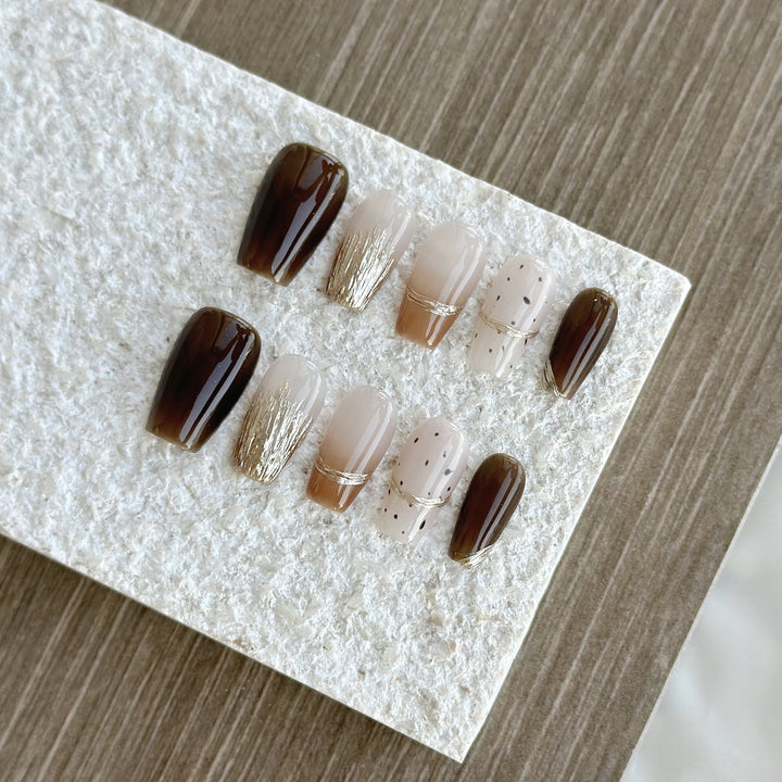 Elegantes Press-On-Nagelkunstset mit einzigartigen Texturen