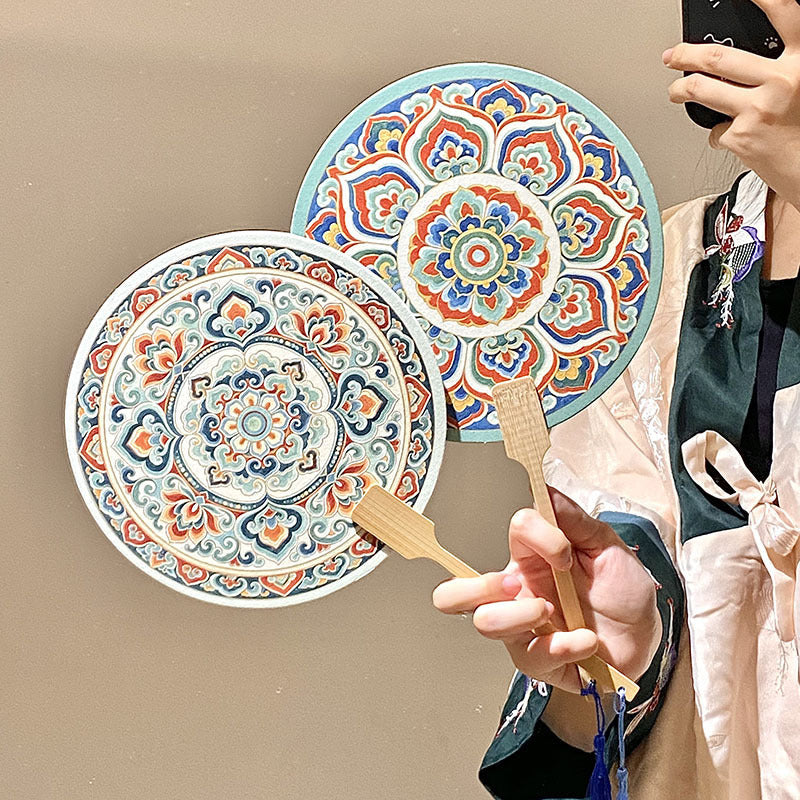 Handgefertigter Fächer mit Kunstvollem Motiv Karnz