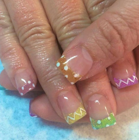 Dekorative French Tip Nagelkunst Karnz