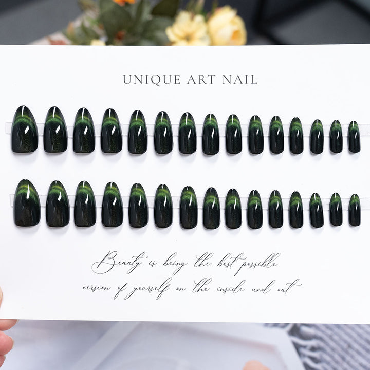 Premium Press-On Nail Set mit einzigartigem Kunstdesign