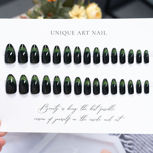 Premium Press-On Nail Set mit einzigartigem Kunstdesign