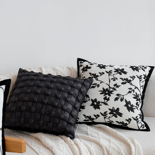 Dekoratives Wohnkissen mit feinem Jacquard-Baumdruck und Samtpaspel Karnz