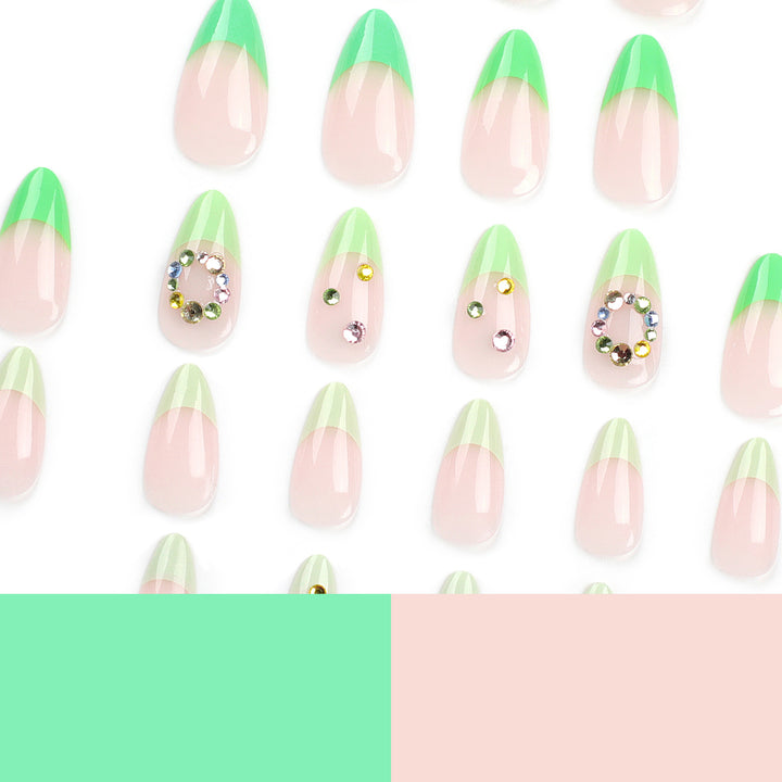 Künstliche Nagelkunst mit frühlingshaftem Design und funkelnden Akzenten Karnz
