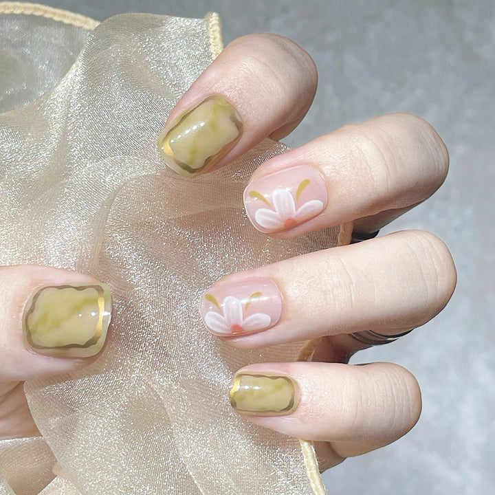 Künstlerisches Floral Press-On Nagelset Karnz