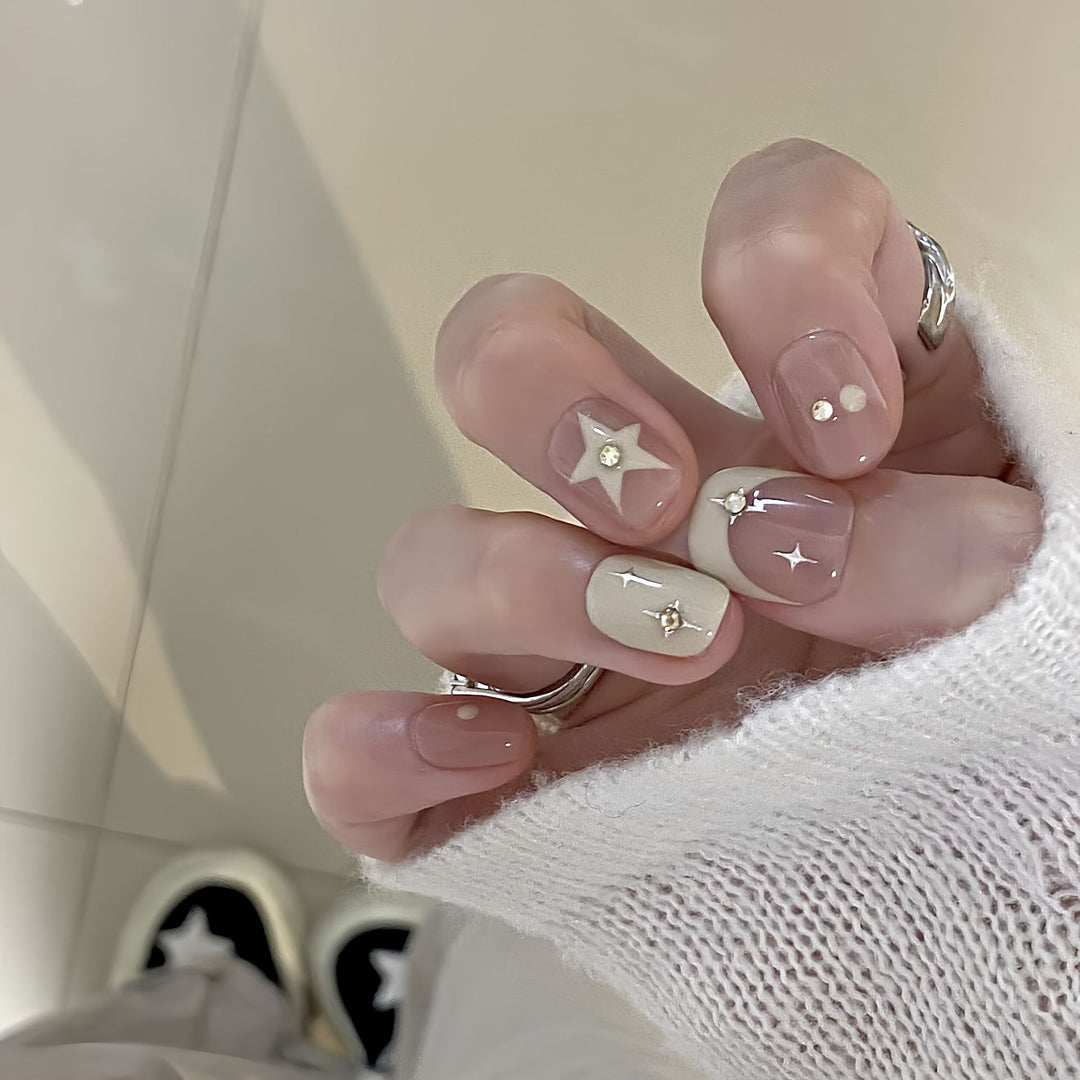 Kunstnägel mit Eleganten Glitzerakzenten Karnz