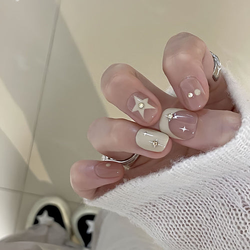 Kunstnägel mit Eleganten Glitzerakzenten Karnz
