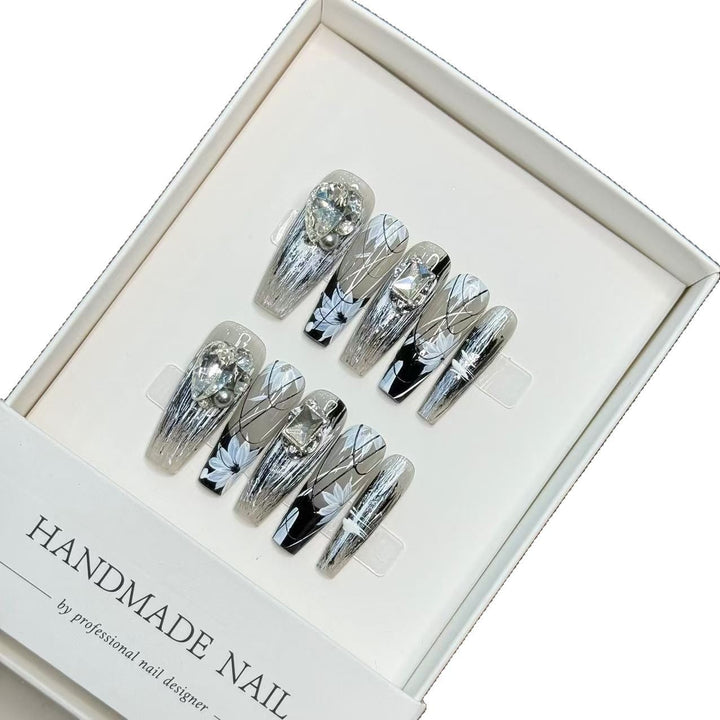 Künstlerisch Handgefertigtes Press-On Nagelset mit Floralen und Edelstein-Akzenten