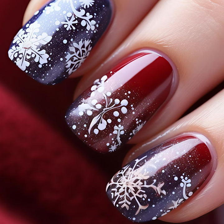 Kunstnägel mit Festlichem Glitzereffekt und Winterlichen Schneemotiv Karnz