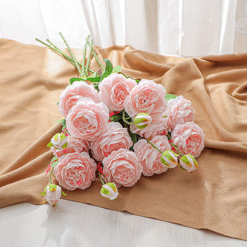 Eleganter künstlicher Rosenstrauß
