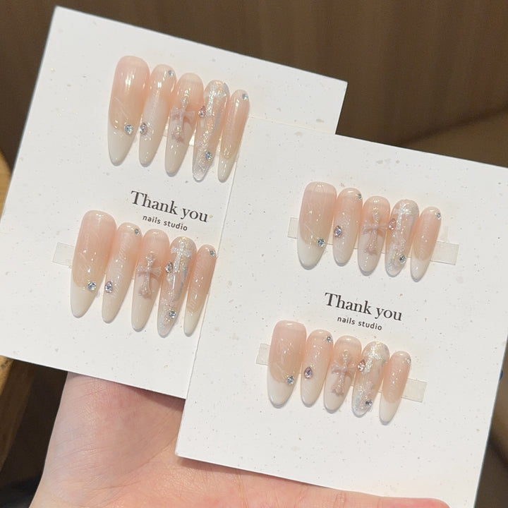 Kunstnagelspitzen mit Eleganten Akzenten Karnz