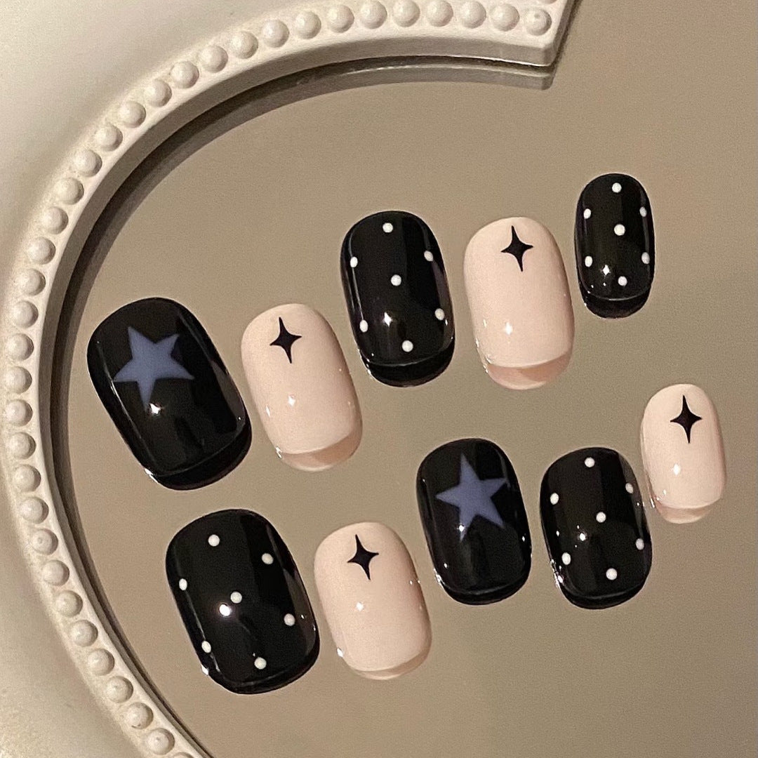 Dekoratives Press-On-Nagelkunst-Set mit Sternen und Punkten