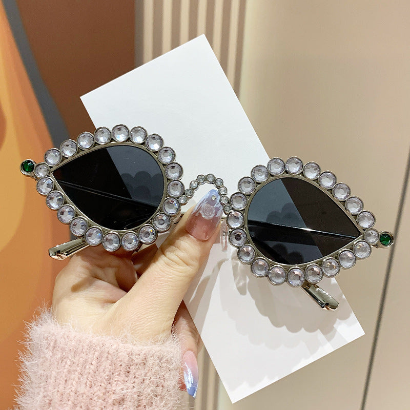 Damen Glamouröse Sonnenbrille mit funkelndem Strass Besatz Karnz