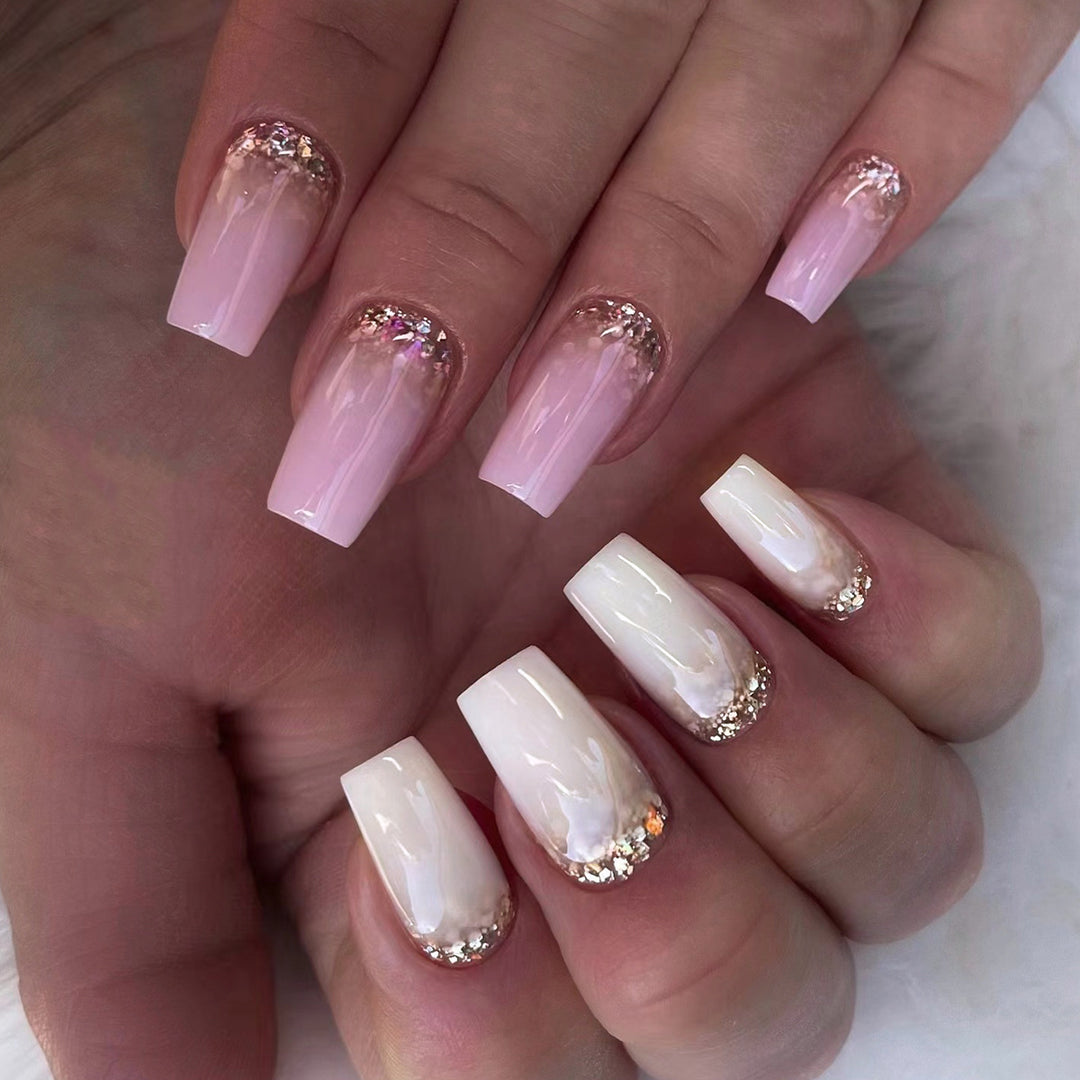 Kunstvolle Nägel mit Glitzer-Design Karnz