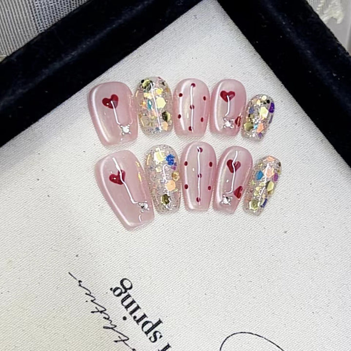 Dekoratives Press-On Nagelkunst Set mit Herz- und Glitzerdesigns Karnz