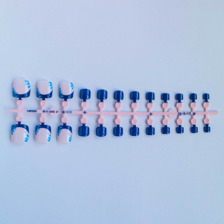 Künstlerische Press-On-Nageldesigns