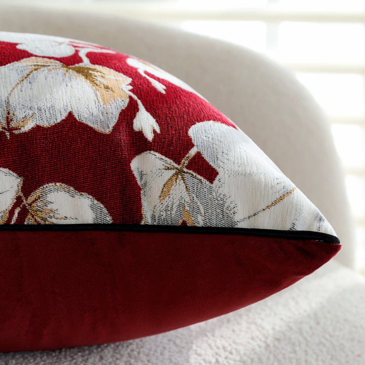 Zierkissen mit eleganter floralem Design