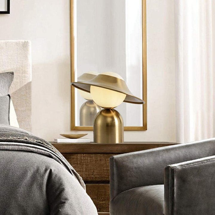 Moderne Schreibtischlampe mit einzigartigem Schirm
