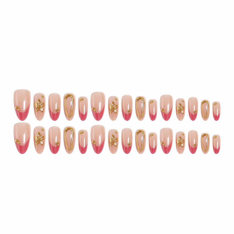 Kunstvolle Nagelspitzen mit zarten Goldakzenten Karnz