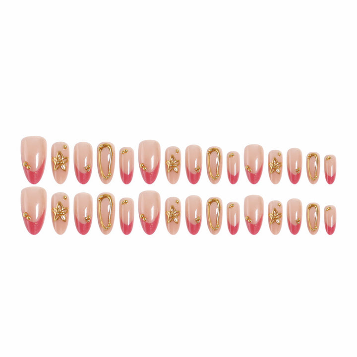 Kunstvolle Nagelspitzen mit zarten Goldakzenten Karnz