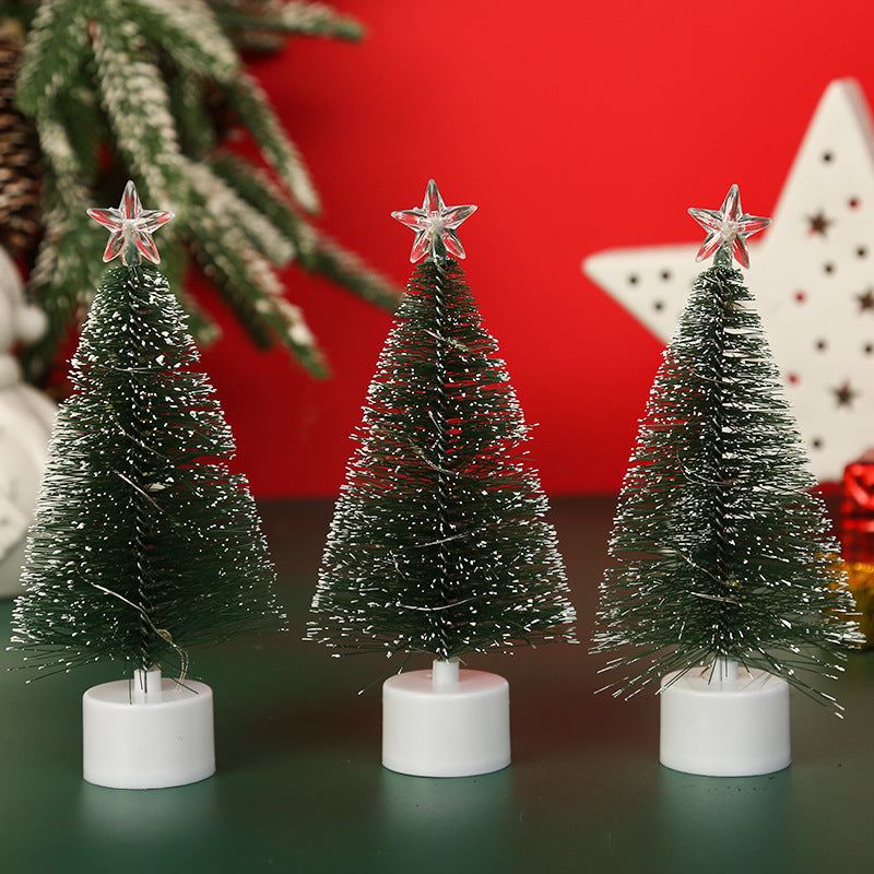 Dekorativer Weihnachtsbaum mit Lichtern Karnz