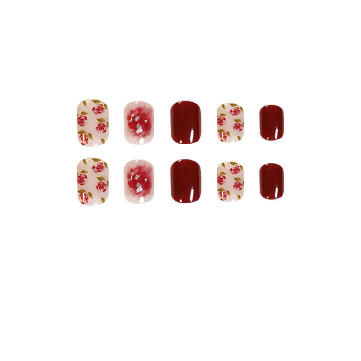 Kunstvolle Nagelkunst mit elegantem Blumendesign Karnz