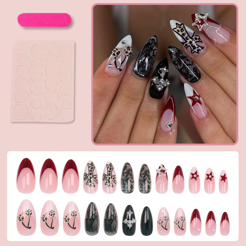 Kunstnagelset mit glamourösen Designs und hochwertigen Verzierungen Karnz