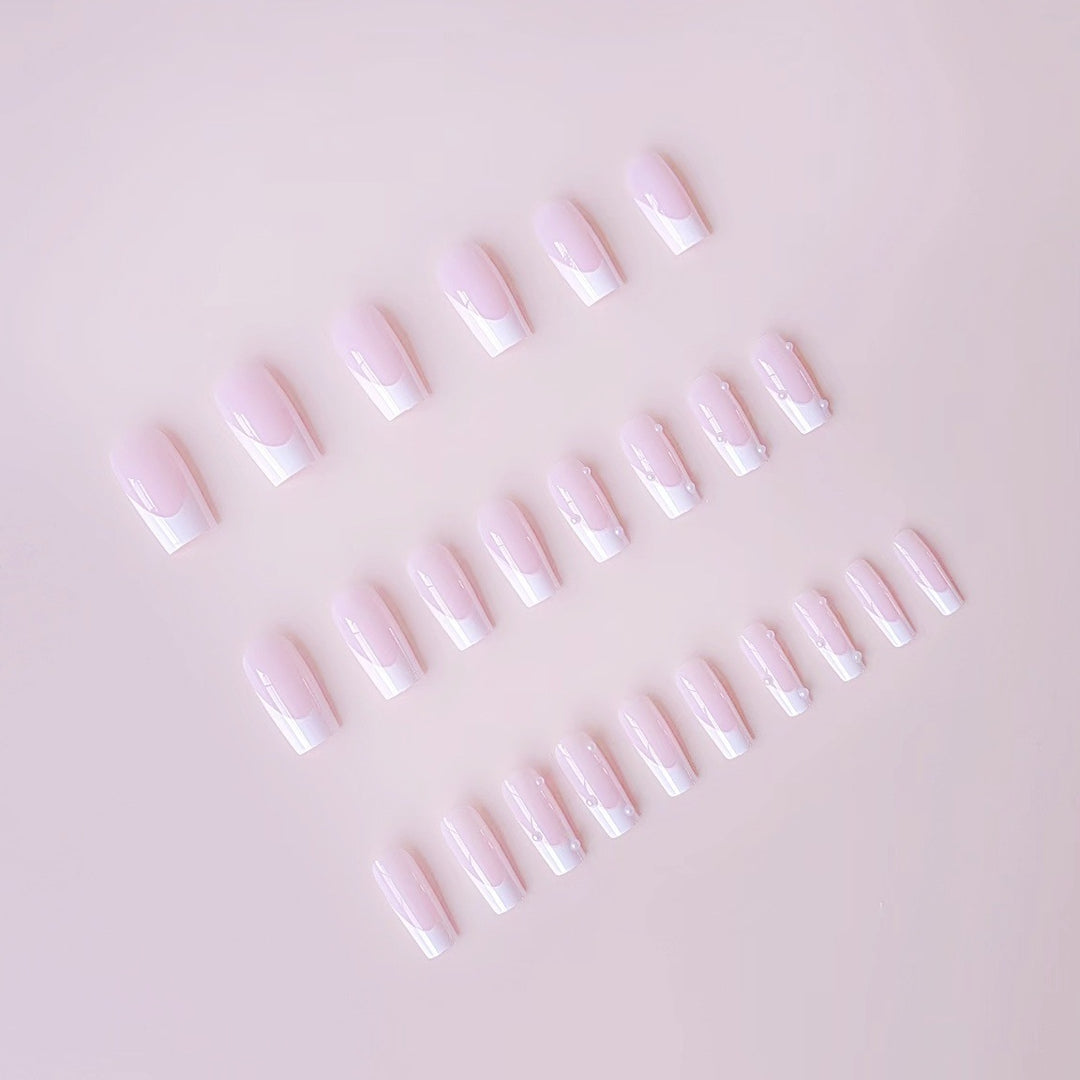 Künstliche Nagelspitzen mit eleganten Perlenakzenten Karnz