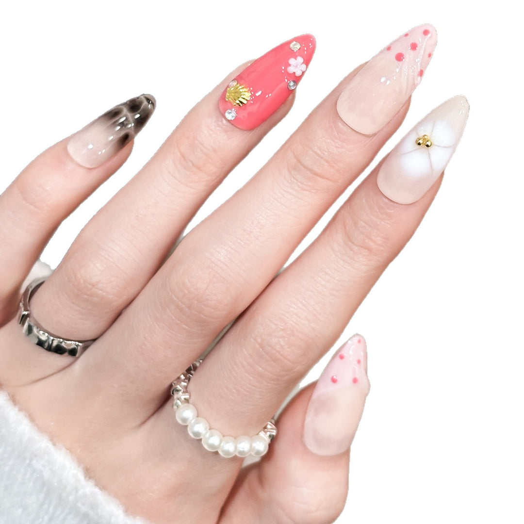 Künstlerisches Press-On Nagelset mit einzigartigen Designs