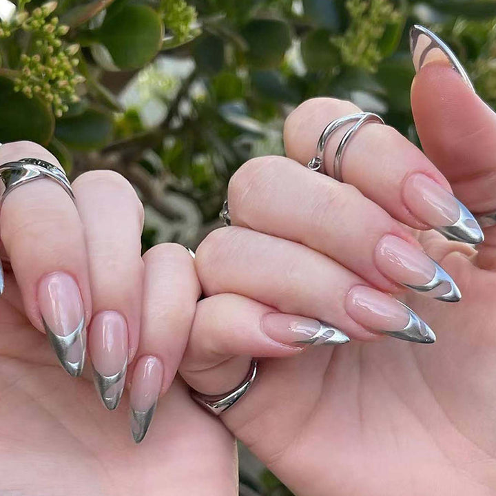 Exklusive Stiletto Kunstnägel mit Metallic-Akzenten Karnz