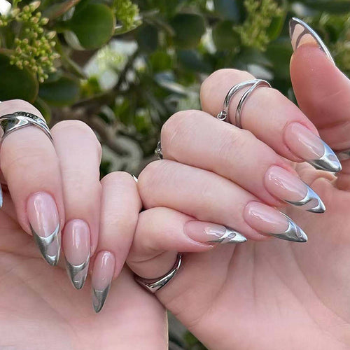 Exklusive Stiletto Kunstnägel mit Metallic-Akzenten Karnz