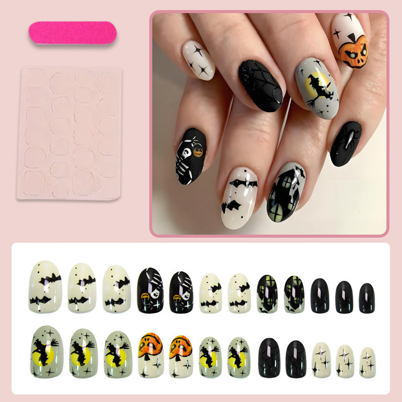 Kunstnagelset mit einzigartigen Spukmotiven Karnz