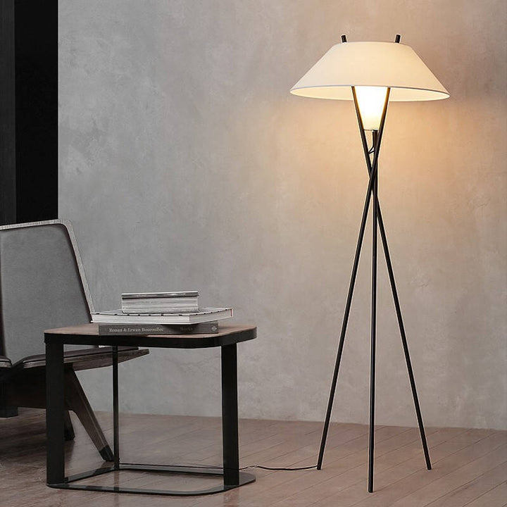 Moderner Minimalistischer Dreibein Stehlampe